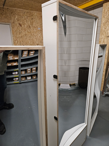 Foto zijkant met scharnieren